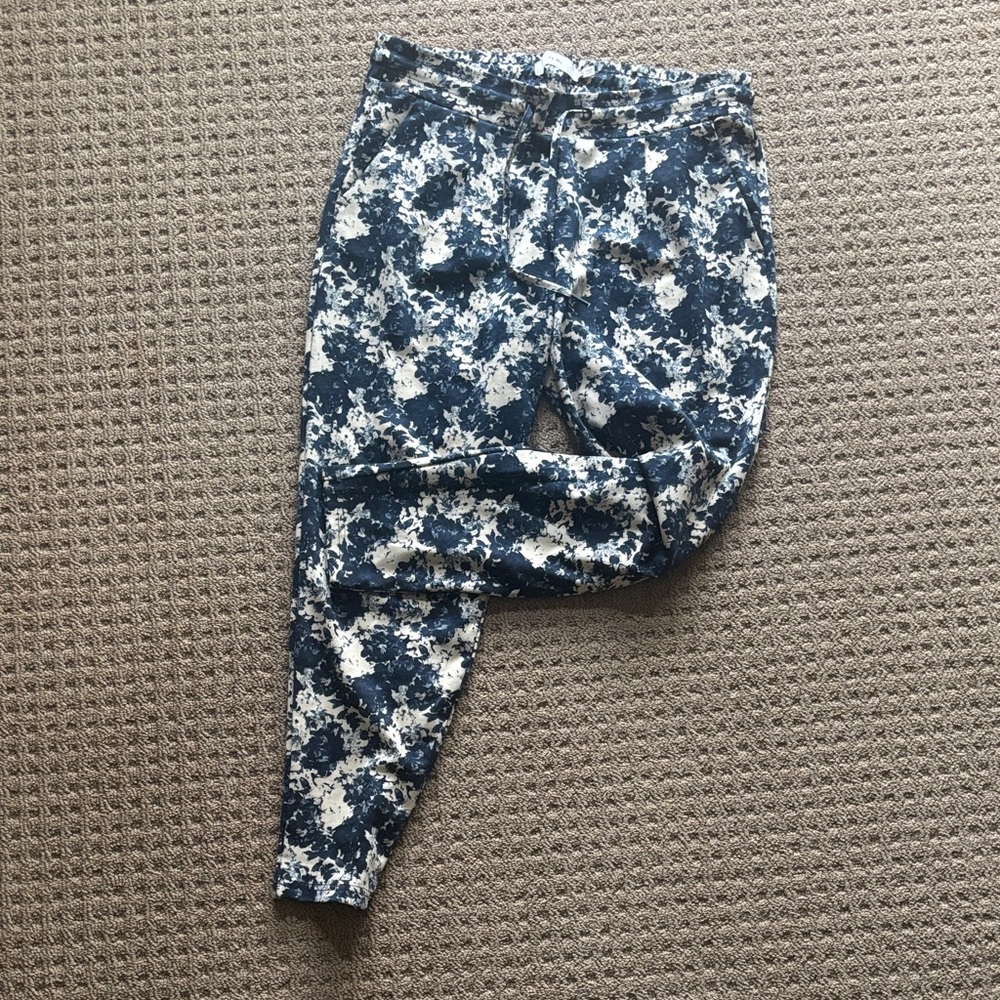 Abstract Blue and White crop pants Jeans
